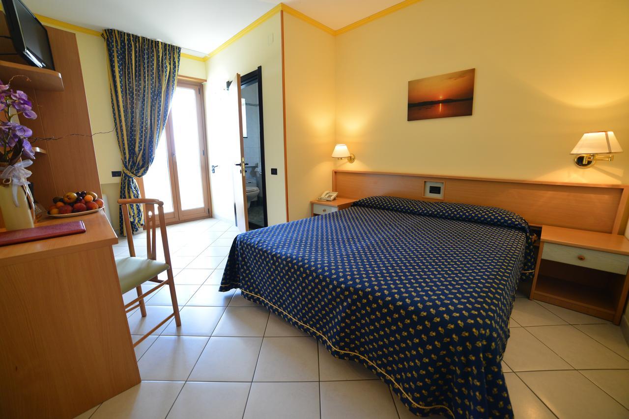 Hotel Lo Smeraldo 치스테르니노 외부 사진
